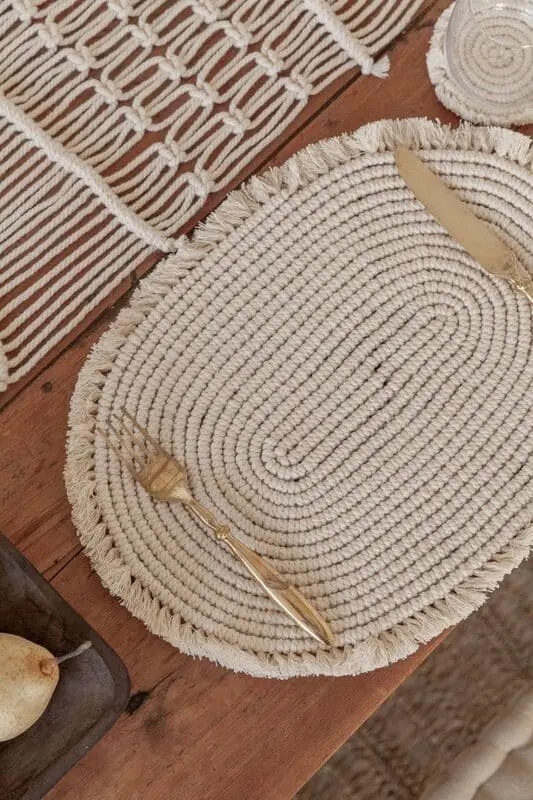 DECORAÇÃO COM MACRAMÊ - CRIE AMBIENTES ACONCHEGANTES 2 Mesa posta com souplast em macramê oval