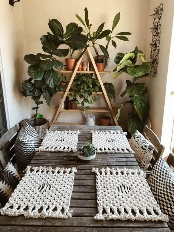 DECORAÇÃO COM MACRAMÊ - CRIE AMBIENTES ACONCHEGANTES 11 Mesa posta com souplast em macramê retangular, em algodão cru, sobre mesa madeira