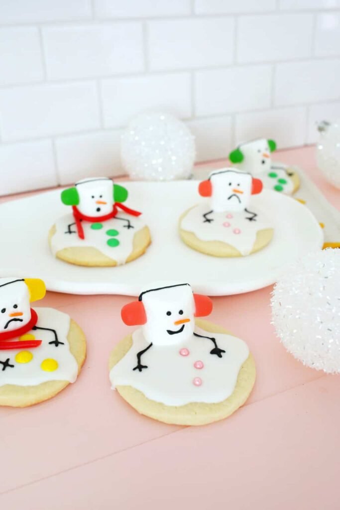 BISCOITOS DE BONECO DE NEVE DERRETIDOS 4 biscoitos de boneco de neve derretidos para Natal