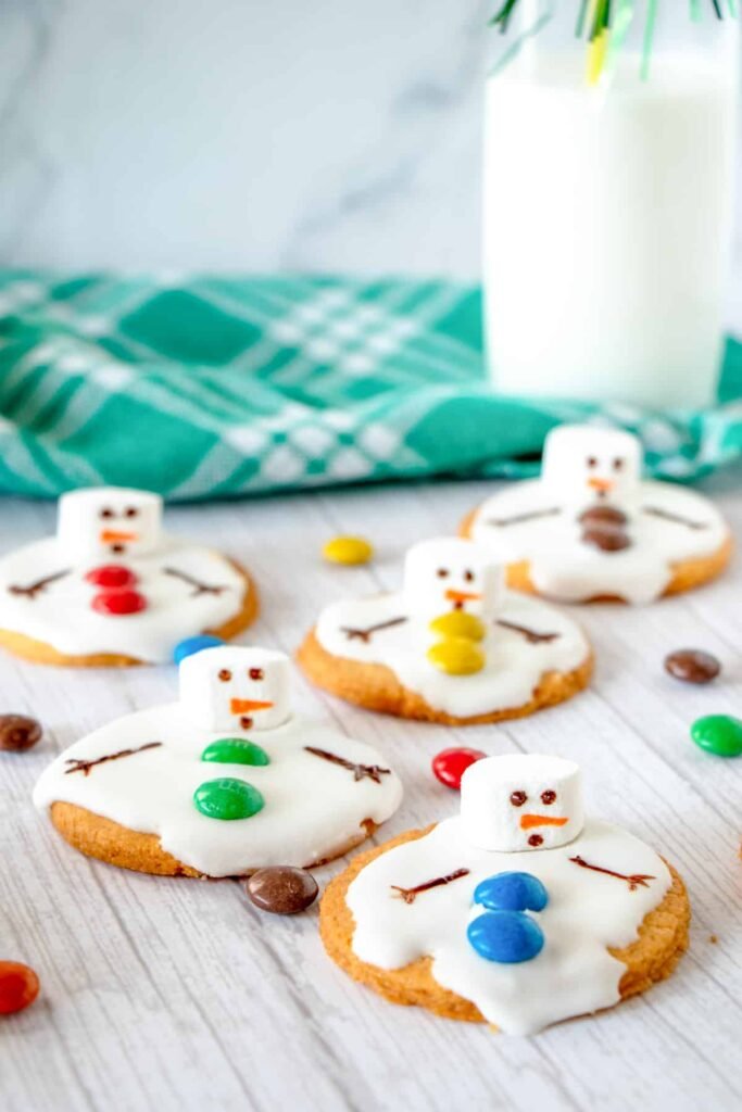 BISCOITOS DE BONECO DE NEVE DERRETIDOS 6 biscoitos de boneco de neve derretidos para Natal