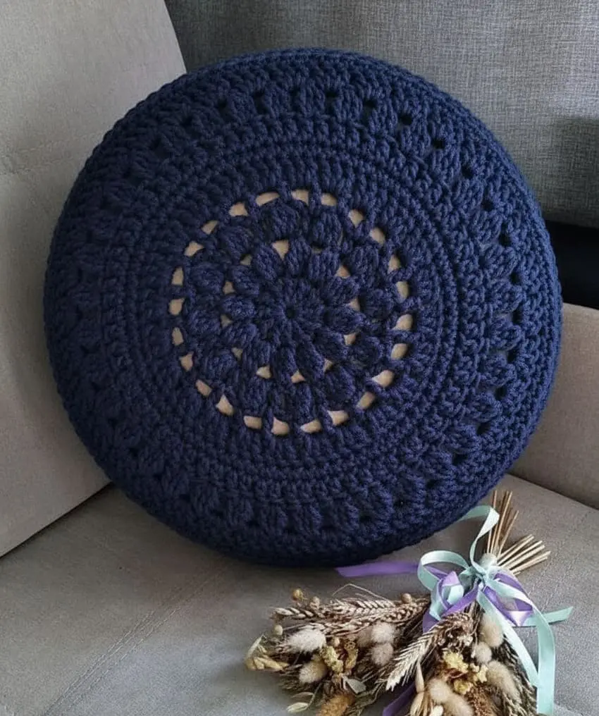 Tons de azul: charme, equilíbrio e inspiração para decorar e criar 17 Almofada de crochê em tons de azul